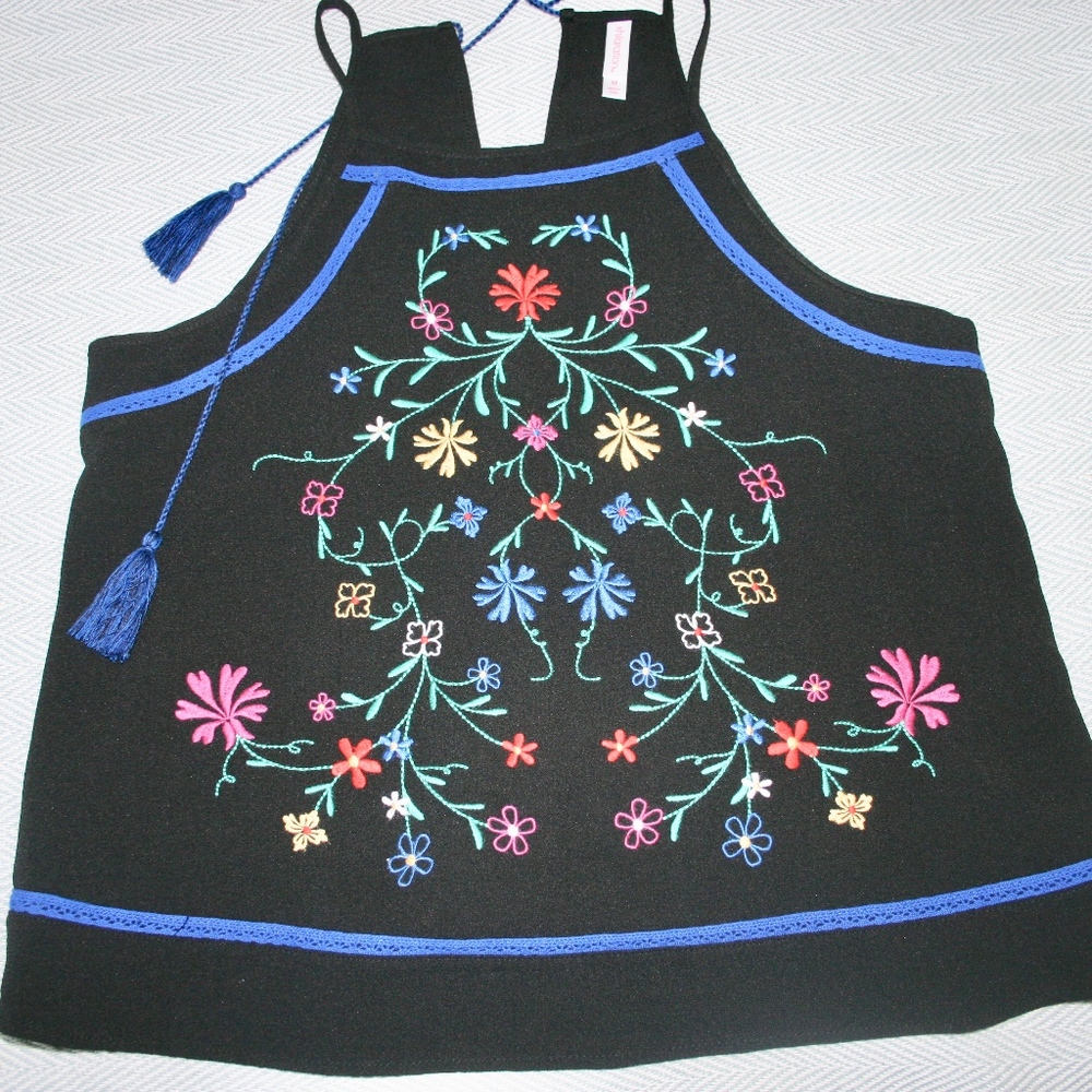 NWT Xhilaration Floral Embroidered Top Size Medium
